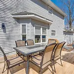 Chic Coolbaugh Township Getaway With Hot Tub!