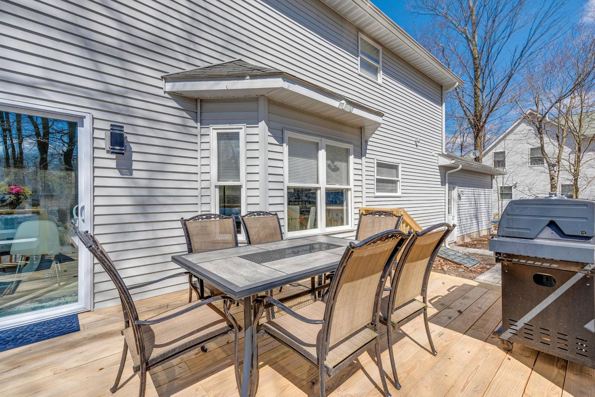 Chic Coolbaugh Township Getaway With Hot Tub! *