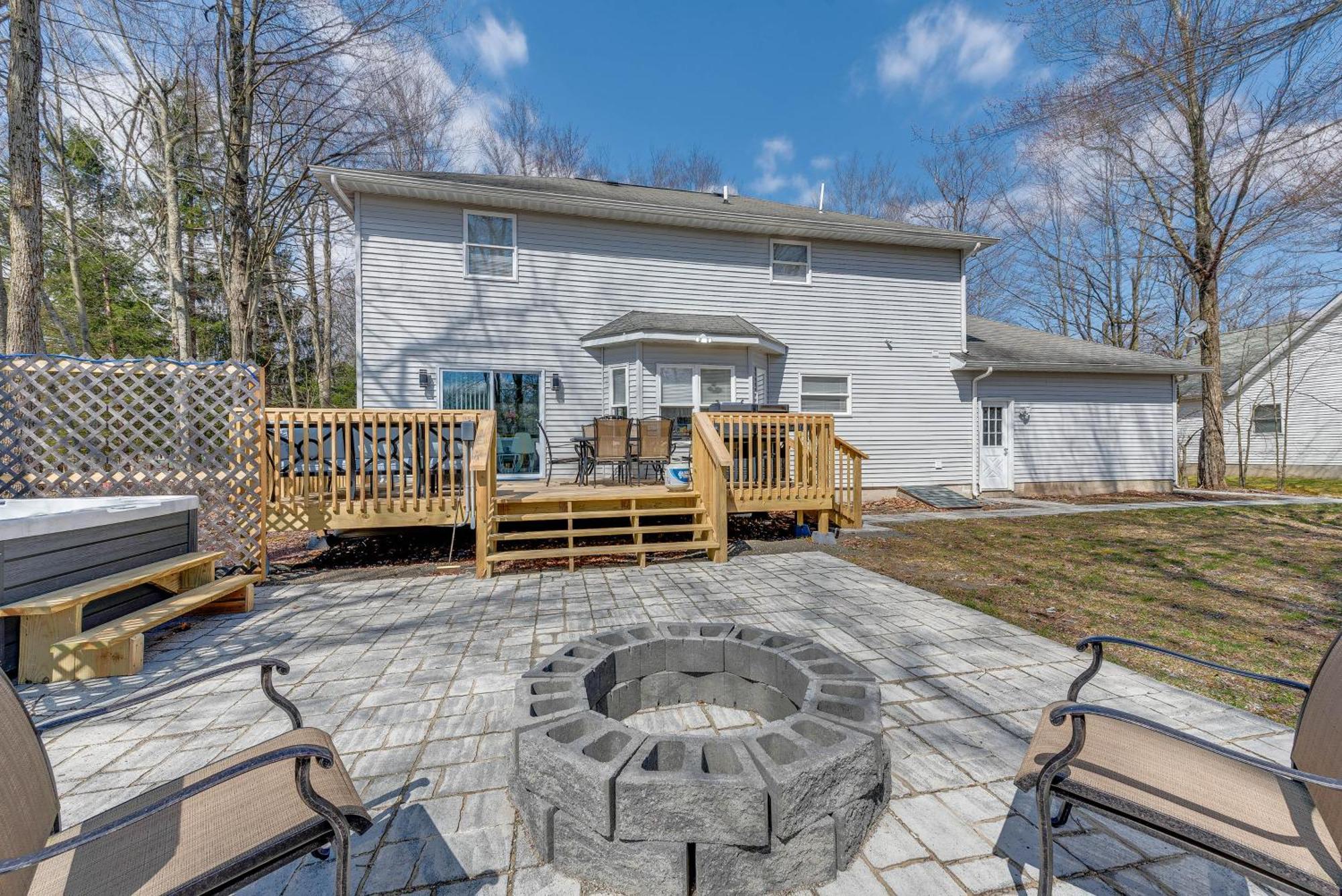 Chic Coolbaugh Township Getaway With Hot Tub! * Pocono Country Place