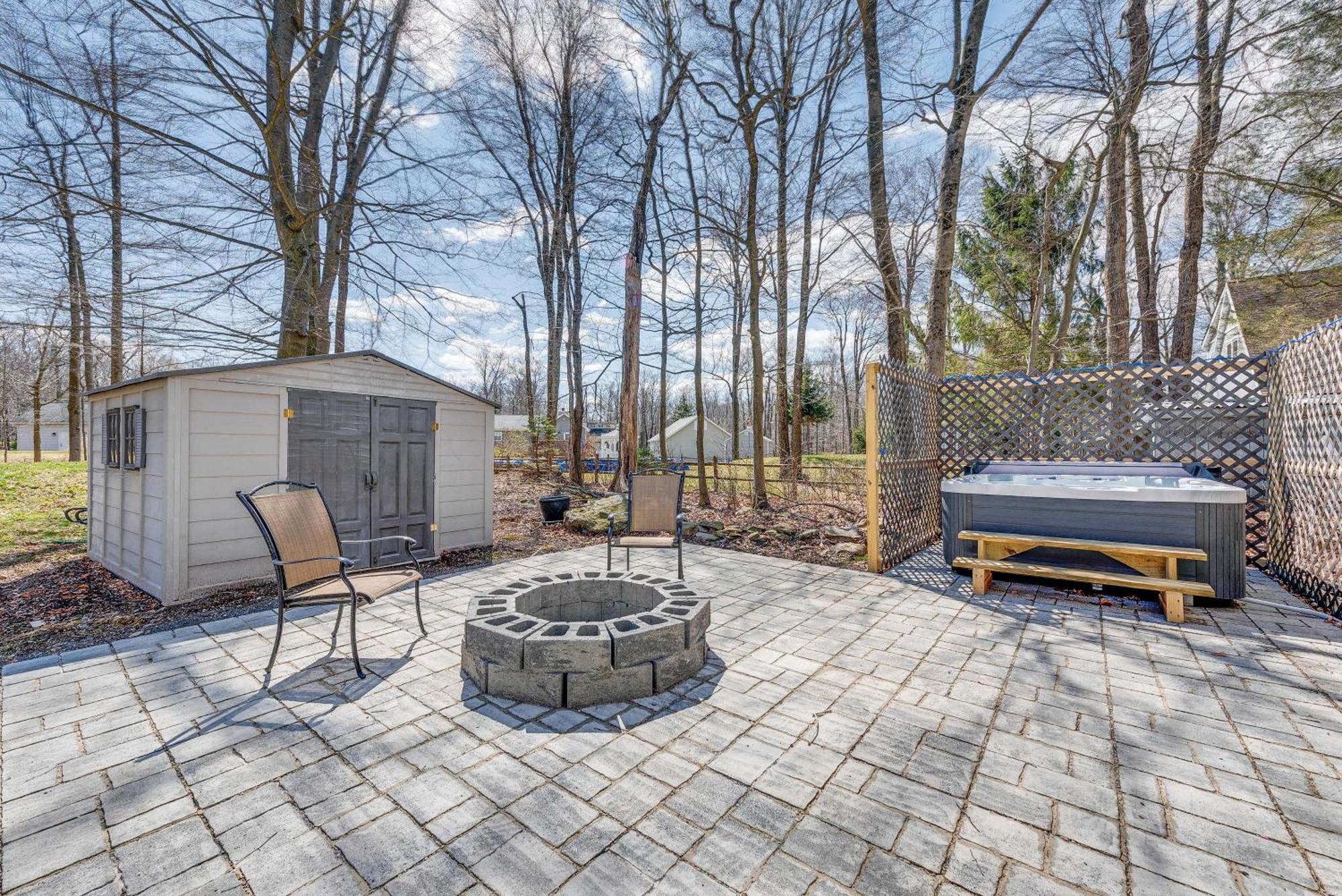 Holiday home Chic Coolbaugh Township Getaway With Hot Tub! *