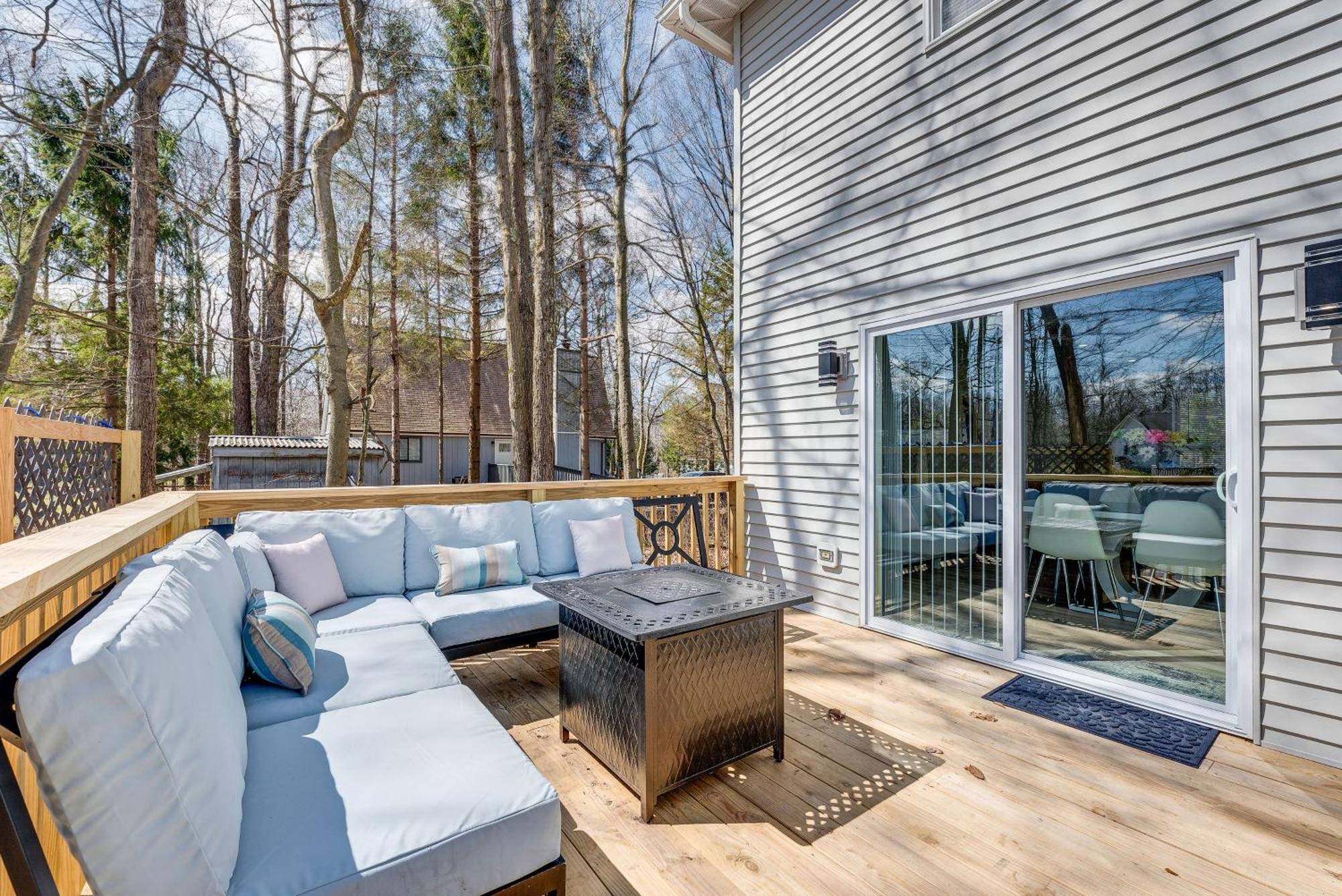 Holiday home Chic Coolbaugh Township Getaway With Hot Tub! Pocono Country Place