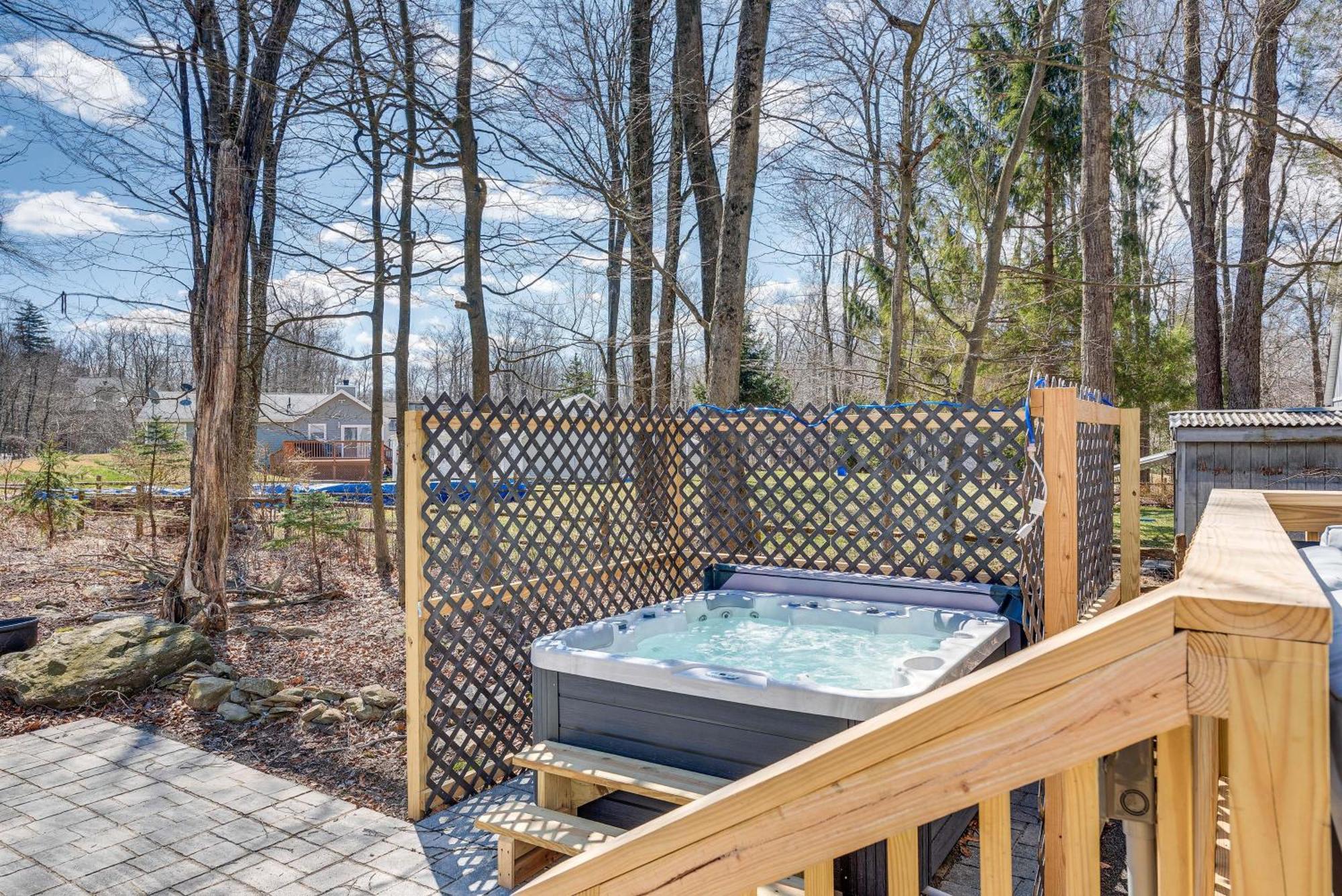 Chic Coolbaugh Township Getaway With Hot Tub! *